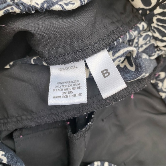 SOLD LOFT Black Floral Pleated Pull On Shorts - Picture 8 of 10